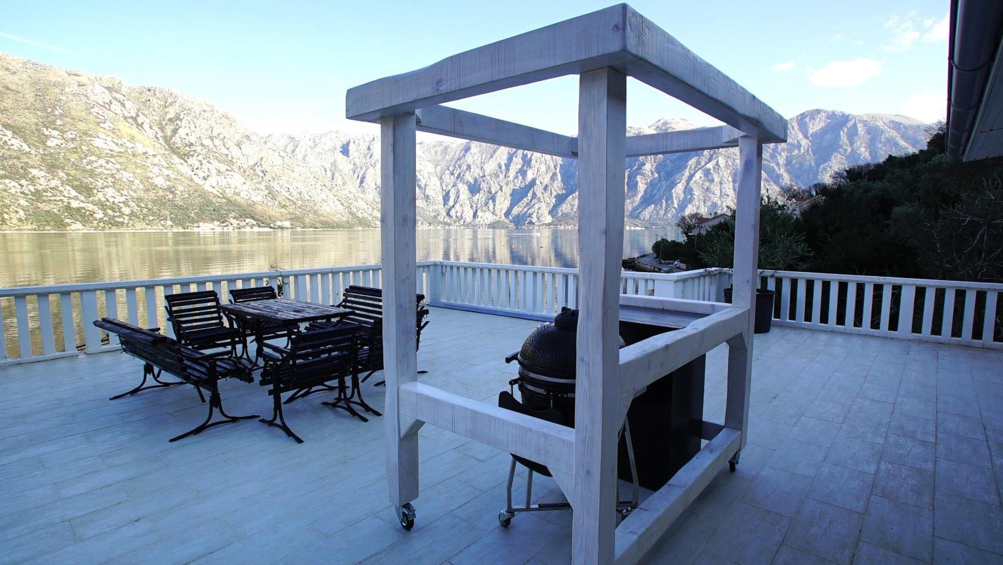 Penthouse Stoliv New Spa-Pool Villa Is Located 5M From The Sea, Exclusive Terrace,Private Jetty Wih Sunbeds, Pebble Beach, Secluded Location Total Area 375M2 At Your Disposal Kotor Exteriér fotografie